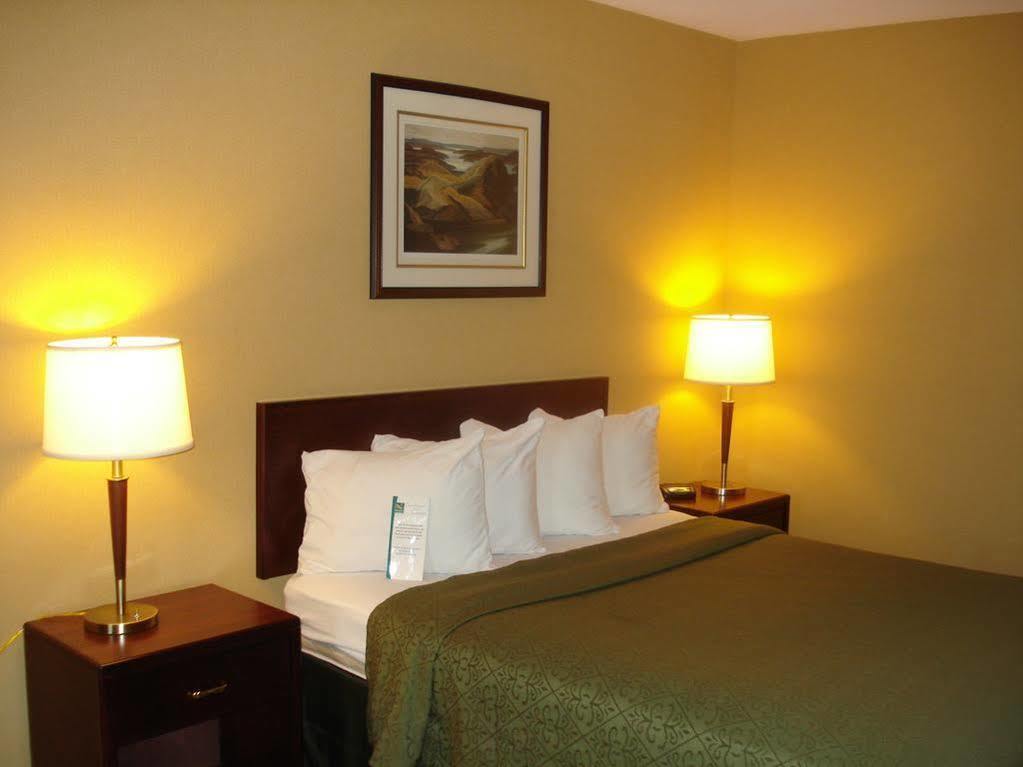 Quality Inn & Conference Centre Parry Sound Exteriör bild